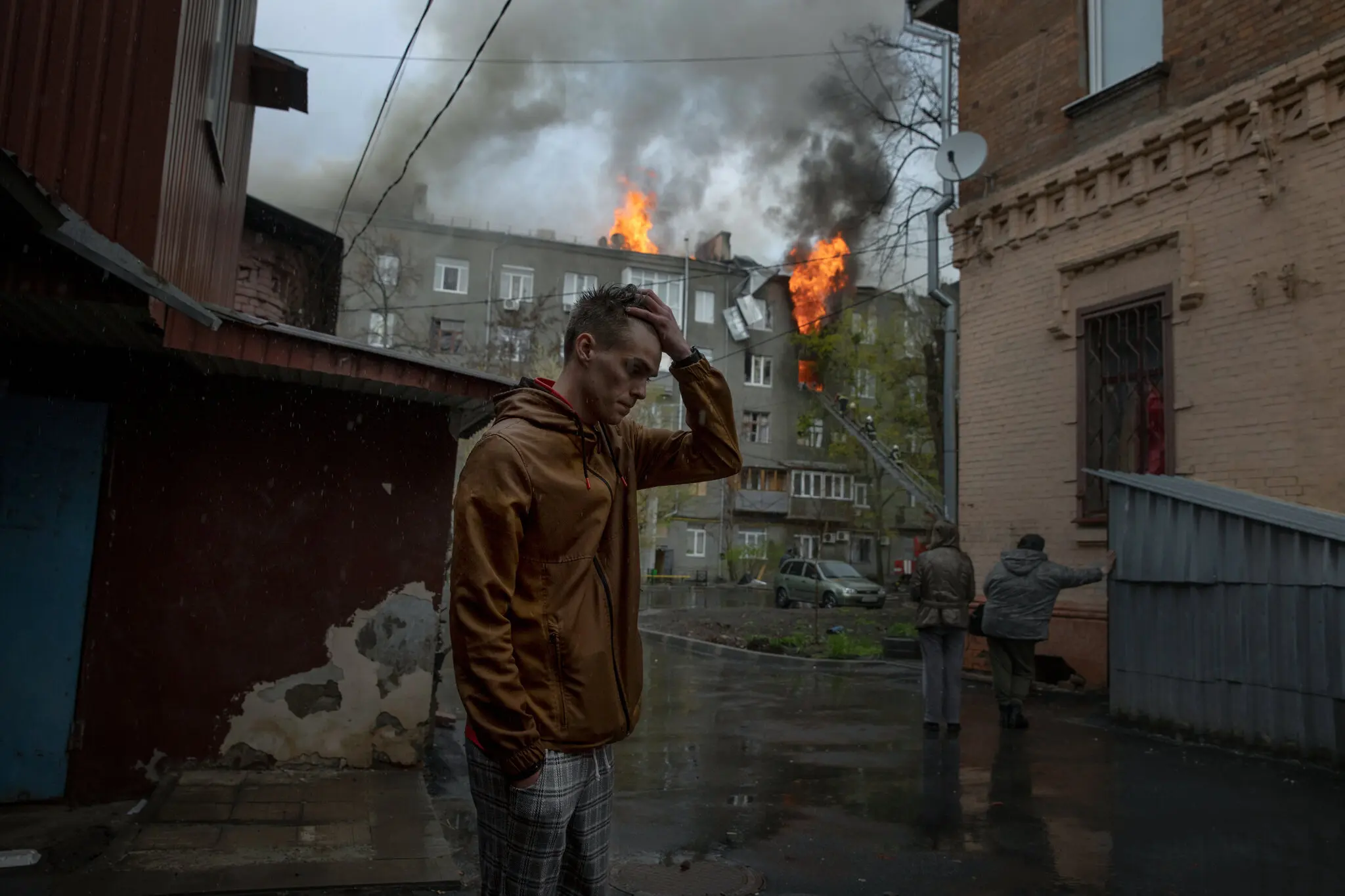 Російські ракети пошкодили мікрорайон у центрі Харкова 17 квітня